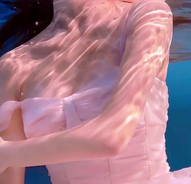 香港街头:霓虹夜色探秘